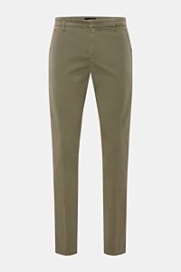 Dondup Chino 'Gaubert' oliv, frontale Ansicht, slim Fit, schmal geschnittene Wade, leicht elastische Baumwolle, garment dyed, Metall-Initial sichtbar.