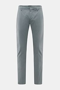 Dondup Chino 'Gaubert' graublau, frontal fotografiert, Slim Fit mit schmaler Wade, leicht elastische Baumwolle, garment dyed, Metall-Initial, französische Taschen, Reißverschluss und Slide Button.
