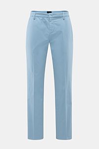 Dondup Baumwollhose 'Gaubert' hellblau, Slim Fit, schmal geschnitten, elastische Baumwolle, frontal fotografiert mit Reißverschluss, Taschen und Metall-Initial.