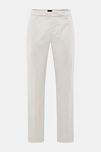 Dondup Baumwollhose 'Gaubert' hellgrau, slim fit, schmal geschnittene Wade, leicht elastisch, frontal fotografiert mit Reißverschluss, Taschen und Metall-Initial.