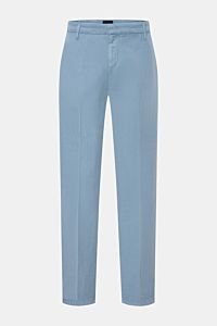 Dondup Chino 'Gaubert' rauchblau, Slim Fit Hose aus Lyocell, Baumwolle, Leinen, feiner Twill, Frontansicht mit Reißverschluss, schmaler Wade.