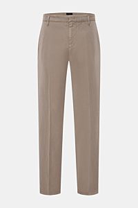 Dondup Chino 'Gaubert' taupe, frontale Ansicht, slim Fit, schmal geschnitten, Mix aus Lyocell, Baumwolle, Leinen, garment dyed, französische Taschen, Metall-Initial.
