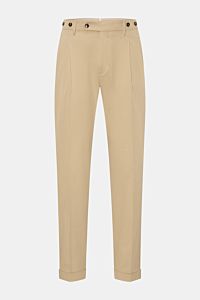 Front view of Berwich Chino 'Barber' beige trousers made of classic cotton twill with light stretch, featuring double pleats, buttons for suspenders, zipper, side and back pockets, fixed cuffs, and a regular, slightly tapered fit.  

Die Chino 'Barber'