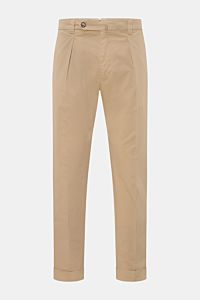 Berwich Chino 'Chiaia' beige in Frontansicht, knöchellang, aus leicht elastischer Baumwolle mit Tapered Fit, Bundknöpfen und Saumaufschlag.