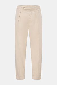 Berwich Hose 'Chiaia' beige in Frontansicht, leichte Baumwoll-Lyocell-Qualität, Tapered Fit, Bundfalte, knöchellang mit fixiertem Saumaufschlag.