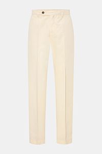 Berwich Chino 'Negroni' creme aus Baumwoll-Leinen-Twill, Regular Fit, vorne fotografiert, mit Knopf, Reißverschluss, französischen Taschen und geknöpften Gesäßtaschen.