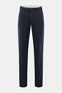 Vorderansicht der Hiltl Chino 'Primo' navy aus weichem, elastischem Baumwoll-Twill mit Bundknopf, Reißverschluss, Bundfalte und französischen Taschen.