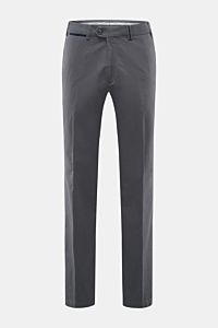 Hiltl Baumwollhose 'Peaker' dunkelgrau im Regular Fit, frontale Nahaufnahme, leichte Baumwollpopeline mit Stretch, Zip Fly, Bundknopf, Taschen.