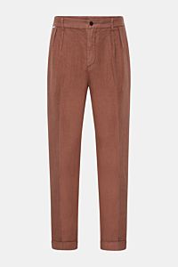 Front view of 04651/ A trip in a bag Linen jogger pants 'Linen Pants' rust brown, pure linen with tapered, short cut, elastic waistband, zip and button.

Description: Perfect for warm days: These linen jogger pants by 04651/ A TRIP IN A BAG are the ide