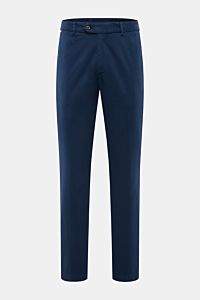 Frontansicht der navyfarbenen 04651/ A trip in a bag Baumwoll-Jogpants 'Flex Light' mit kurzem, schmal zulaufendem Schnitt, elastischem Bund, Reißverschluss, Bundknopf, französischen Taschen und geknöpften Gesäßtaschen.