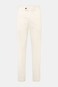 Frontansicht der cremefarbenen 04651/ A trip in a bag Baumwoll-Jogpants 'Flex Light' mit kurzem, schmal zulaufendem Schnitt, elastischem Bund, Reißverschluss, Bundknopf, französischen Taschen und geknöpften Gesäßtaschen, Regular Fit aus weicher Baumwolle.