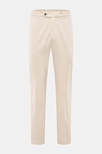 Frontansicht der beige 04651/ A trip in a bag Baumwoll-Jogpants 'Flex Light' mit schmal zulaufendem Regular Fit, kurzem Schnitt, elastischem Bund, Reißverschluss, Bundknopf, französischen Taschen und geknöpften Gesäßtaschen.