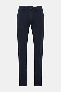Front view of Jacob Cohen Chino 'Bobby' navy slim fit pants made of pure elastic cotton with tonal velour leather patch, zip, and button.

Description: Setzen Sie auf modernen Luxus im Alltag: Die schmal geschnittene Chino 'Bobby' von JACOB COHEN überz