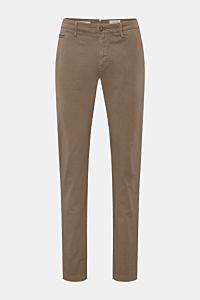 Jacob Cohen Chino 'Bobby' graubraun shown from the front, slim fit, narrow tapered legs, made of pure elastic cotton with soft touch, featuring zipper and button closure, French pockets, piped coin pocket, back buttoned pockets, and tonal suede leather pa