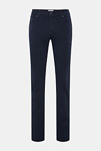 Front view of Jacob Cohen Baumwollhose 'Bard' navy slim-fit cotton pants with elastic quality, five-pocket style, button fly, and pony hair leather patch. 

Description: Setzen Sie auf modernen Luxus im Alltag: Die Five-Pocket-Hose 'Bard' von JACOB COH
