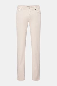 Jacob Cohen Baumwollhose 'Nick' sand, Slim Fit Five-Pocket-Hose aus elastischer Baumwolle mit Button Fly, seitliche Frontansicht, Leather Patch in Ponyfell-Optik.