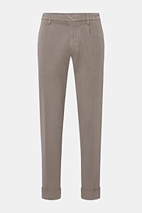 GTA Trousers 'Dennis' grey-brown shown front view, cropped slim fit with tapered legs, comfort waistband, single pleat, French and back button pockets.  
With the cropped, tapered trousers 'Dennis', GTA presents an essential that combines the relaxed f