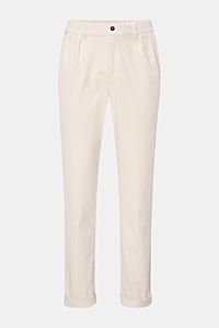 Frontale Ansicht der 04651/ A trip in a bag Cordhose offwhite aus elastischer Baumwolle mit Tapered Fit, doppelter Bundfalte und fixiertem Saumaufschlag.