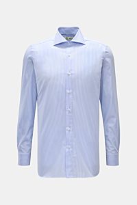 Borrelli Business Hemd 'Nando' Haifisch-Kragen hellblau/weiß gestreift, Slim Fit, reine Baumwolle, frontal fotografiert.