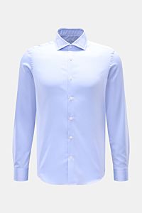 Front view of BRAUN Hamburg Business Hemd Haifisch-Kragen hellblau, a fine cotton gabardine shirt with soft touch, extra slim fit, shark collar, French placket, classic sport cuffs, back waist darts, and rounded hem.
