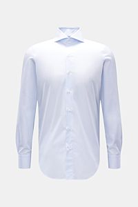 Front view of Finamore Business Hemd 'Sergio Milano' Haifisch-Kragen hellblau/weiß gestreift in extra slim fit with fine stripes and classic sport cuffs.

Description: Mit dem Hemd 'Sergio Milano' aus der 170 a due-Linie von FINAMORE in exklusiver, wei