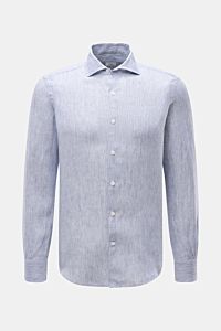 von Braun Leinenhemd Haifisch-Kragen navy/weiß gestreift shown from the front, slim fit pure linen shirt with fine stripes, soft texture, shark collar, French placket, sport cuffs, rounded hem. Mühelose 