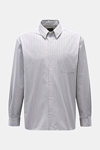 Vorderansicht des A.P.C. Casual Hemd Kent-Kragen hellgrau/schwarz/weiß gestreift mit Oversized Fit, Kent-Kragen, französischer Knopfleiste, Sportmanschetten und aufgesetzter Brusttasche aus reiner Baumwolle.