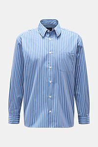 A.P.C. Casual Hemd Kent-Kragen graublau/schwarz/weiß gestreift, frontale Perspektive, Oversized Fit, reine Baumwolle, Brusttasche, französische Knopfleiste, klassische Sportmanschette, leicht gerundeter Saum.