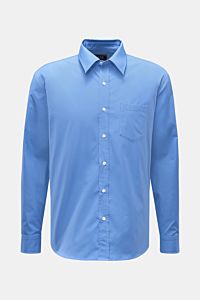 A front view of the A.P.C. Casual shirt Kent collar blue, a pure cotton oversized fit shirt with a smooth feel, Kent collar, patch button placket, classic barrel cuffs, patch breast pocket, and slightly rounded hem. A modern take on a classic look: This s