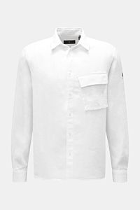 Belstaff Leinenhemd schmaler Kragen weiß, frontale Ansicht, aus reiner Leinenqualität mit aufgesetzter Brusttasche und klassischer Sportmanschette.
