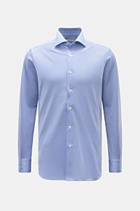 Front view of the Fray Piqué-Hemd Haifisch-Kragen 'Lione Cucitura' hellblau, a slim fit light blue shirt with shark collar, classic sport cuffs, rear waist darts, and slightly rounded hem. 

FRAY überzeugt mit dem Hemd 'Lione Cucitura' aus luftigem Piq