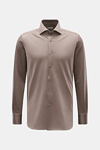 Front view of Fray Piqué-Hemd Haifisch-Kragen 'Lione Cucitura' graubraun, a slim fit, breathable cotton piqué shirt with shark collar, classic sport cuffs, back waist darts, and rounded hem, perfect for warm office days. 

Description: FRAY überzeugt m