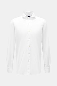 Finamore Casual Hemd 'Sergio Gaeta' Haifisch-Kragen weiß, front view of a slim fit white shirt with poplin cotton, soft touch, shark collar, French placket, sport cuffs, rounded hem. Zeitloses Essential: Das 'Sergio Gaeta' Hemd von FINAMORE überzeugt m