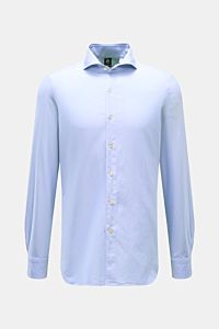 Front view of the Finamore Casual Hemd 'Sergio Gaeta' Haifisch-Kragen hellblau, a light blue slim fit shirt with shark collar and classic sport cuffs.

Zeitloses Essential: Das 'Sergio Gaeta' Hemd von FINAMORE überzeugt mit klassischem Design sowie auß