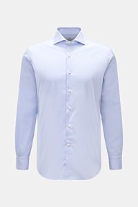 Front view of a Gherardi Oxford shirt shark collar light blue in slim fit, made of pure cotton Oxford fabric with French button placket.

Description: An elegant Oxford shirt in a slim fit by GHERARDI: the finest, premium quality cotton combined with a
