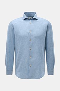 Guglielminotti Casual Hemd Haifisch-Kragen rauchblau gestreift, frontal fotografiert, mit Perlmuttknöpfen und klassischer Sportmanschette.