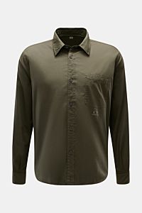 C.P. Company Casual Hemd schmaler Kragen dark olive, Frontansicht, reine Baumwolle, leichte Qualität, Brusttasche, Knopfleiste, Sportmanschette, gerundeter Saum, garment dyed, Regular Fit.