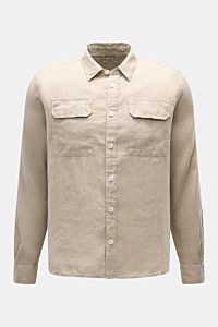 C.P. Company Linen shirt narrow collar sand shown from the front, pure linen with soft feel, garment-dyed, regular fit, patch button placket, breast pockets with flaps and logo print, classic barrel cuffs, rounded hem with slightly elongated back.