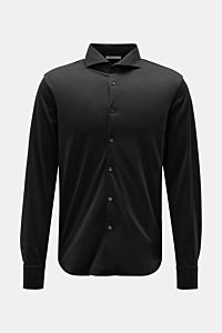 Stefan Brandt Jersey-Hemd 'Otis' Haifisch-Kragen schwarz, frontale Ansicht, Slim Fit, Pima-Baumwolle Jersey, glatter Griff, französische Knopfleiste, Sportmanschette, gerundeter Saum.