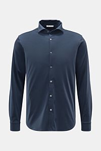 Frontale Nahaufnahme des Stefan Brandt Jersey-Hemd 'Otis' Haifisch-Kragen dunkelblau, Slim Fit aus weichem, flexiblem Pima-Baumwoll-Jersey mit französischer Knopfleiste und klassischer Sportmanschette.