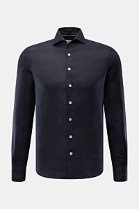 Front view of Aurélien Linen shirt shark collar dark navy, slim fit with white buttons, classic barrel cuffs, and rounded hem.

Want to get into the holiday mood? With its fine linen fabric, this versatile shirt by the brand AURÉLIEN is an all-rounder 