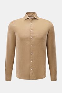 Front view of Aurélien Leinenhemd Haifisch-Kragen sand, a slim fit sand-colored linen shirt with shark collar, French placket, classic sport cuffs, back waist darts, and rounded hem, ideal for office and leisure in warm weather. Ein wenig Urlaubsfeelin