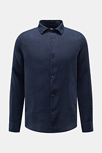 Front view of a navy linen shirt with narrow collar and button-down front, called 04651/ A trip in a bag Leinenhemd schmaler Kragen navy, showcasing its airy texture and classic fit. Mühelose 