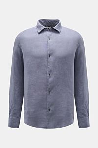 Front view of the 04651/ A trip in a bag Leinenhemd schmaler Kragen rauchblau, a smoke blue linen shirt with a narrow collar and button placket. Mühelose Leichtigkeit