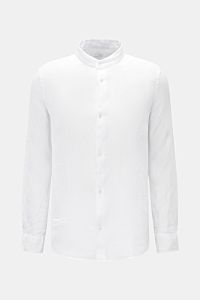 Frontale Ansicht des 04651/ A trip in a bag Leinenhemd 'Linen Guru' Grandad-Kragen weiß aus reiner Leinenqualität, Regular Fit, mit französischer Knopfleiste und kleiner Leistentasche.