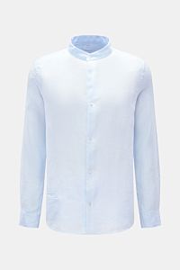Frontale Nahaufnahme des pastellblauen 04651/ A trip in a bag Leinenhemd 'Linen Guru' mit Grandad-Kragen, reines Leinen, Regular Fit, französischer Knopfleiste, kleiner Leistentasche, Sportmanschetten, weichem Griff und leicht gerundetem Saum.