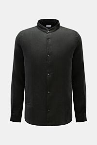 Schwarzes 04651/ A trip in a bag Leinenhemd 'Linen Guru' Grandad-Kragen, reines Leinen, Regular Fit, französische Knopfleiste, frontal fotografiert.