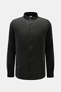 Frontale Aufnahme des schwarzen 04651/ A trip in a bag Leinenhemd 'Linen Guru' mit Grandad-Kragen, reines Leinen, Regular Fit, Knopfleiste, Sportmanschette.