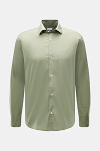 Alt tag (125 characters max):
Front view of 04651/ A trip in a bag Casual shirt 'Cloudy Shirt' slim collar sage in light green cotton with buttons.

Extended description with the given content:
Lightweight and comfortable 