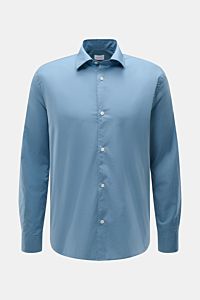 Front view of the 04651/ A trip in a bag Casual shirt 'Cloudy Shirt' slim collar smoky blue, lightweight cotton fabric.

Lightweight and comfortable for hot days: The casual shirt 'Cloudy Shirt' by 04651/ A TRIP IN A BAG h